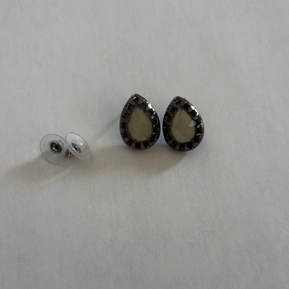 Teardrop stud Earrings with Cream gemstone